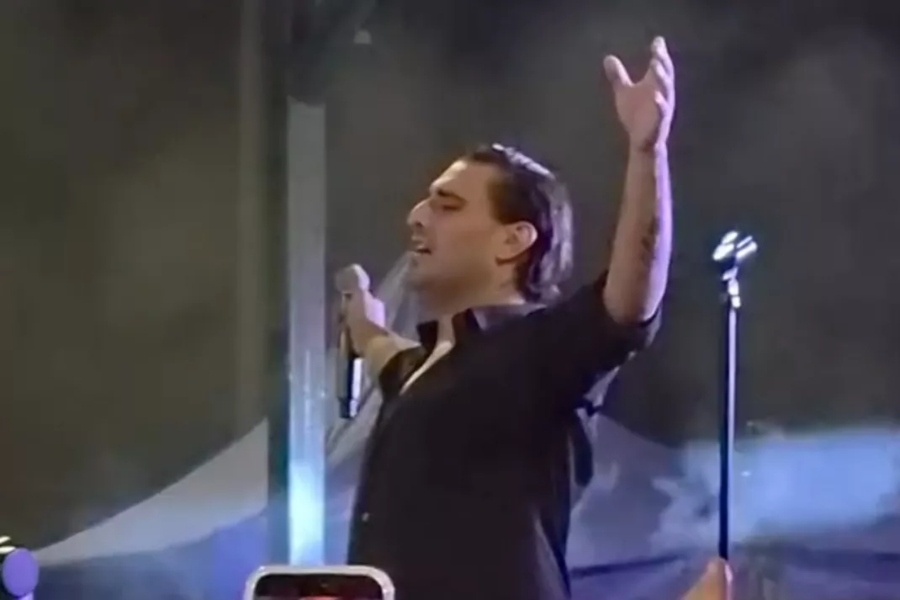 'LJUDI SU PLATILI DA IZAĐU': Darko Lazic zapjevao poznati hit i postao meta ismijavanja (VIDEO)