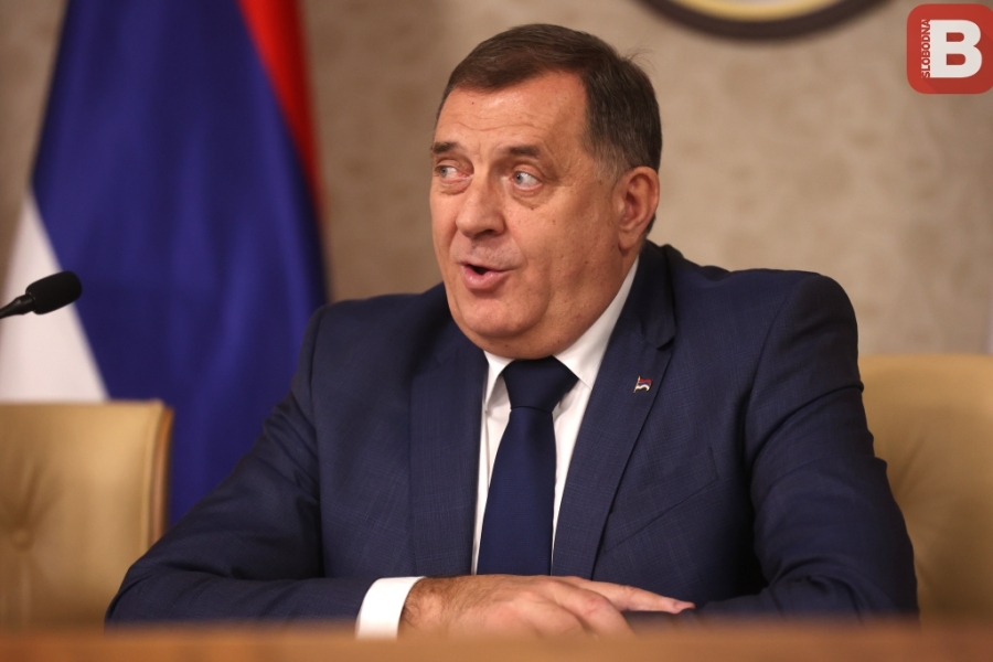 NIŠTA MU DRUGO NE PREOSTAJE: Dodik u voćnjaku odao priznanje šljivi (VIDEO)