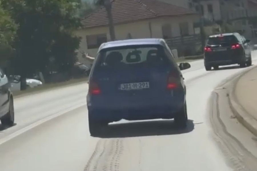 KOMPLEKSI SU ČUDO: Pustio vozača u kolonu kod Doboja, a onda doživio provokaciju sa tri prsta (VIDEO)