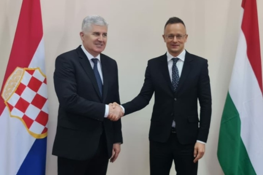ČIME SU SE SVE SLUŽILI: Zaposlenici mađarskog ministarstva glumili novinare na konferencijama Petera Sijarta