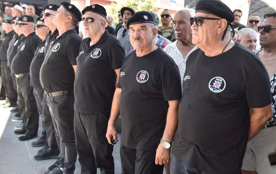 SKANDAL U KNINU NA OBLJETNICI OLUJE: Marko Skejo i HOS-ovci ponovo urlikali ustaški pozdrav ZDS (FOTO)