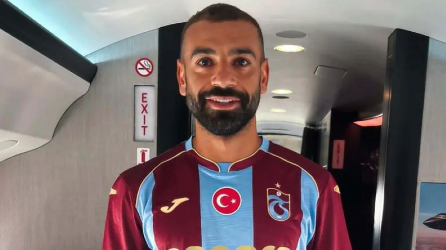 POGLEDAJTE LUDNICU NA AERODROMU: Mohamed Salah sletio u Istanbul, navijači u transu zbog... (VIDEO)