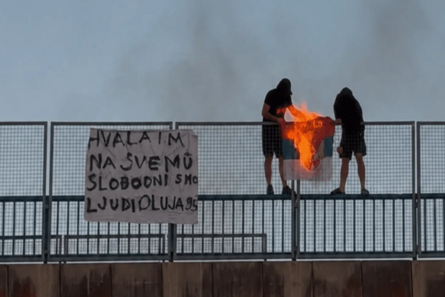 SKANDALOZAN ČIN U HRVATSKOJ: Dvije maskirane osobe na nadvožnjaku zapalile zastavu Srbije, kamere sve snimile (VIDEO)