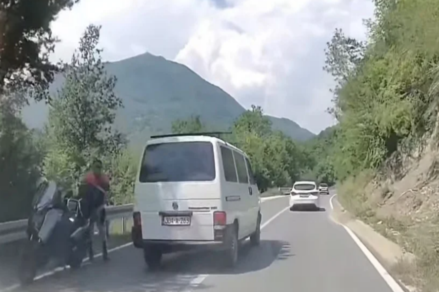 ZAMALO TRAGEDIJA NA BH. CESTAMA: Vozač kombija preko pune linije umalo ubio motociklistu (VIDEO)