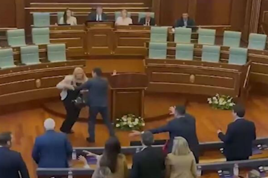 HAOS U SKUPŠTINI KOSOVA: Opoziciona poslanica jajima gađala Aljbina Kurtija (VIDEO)