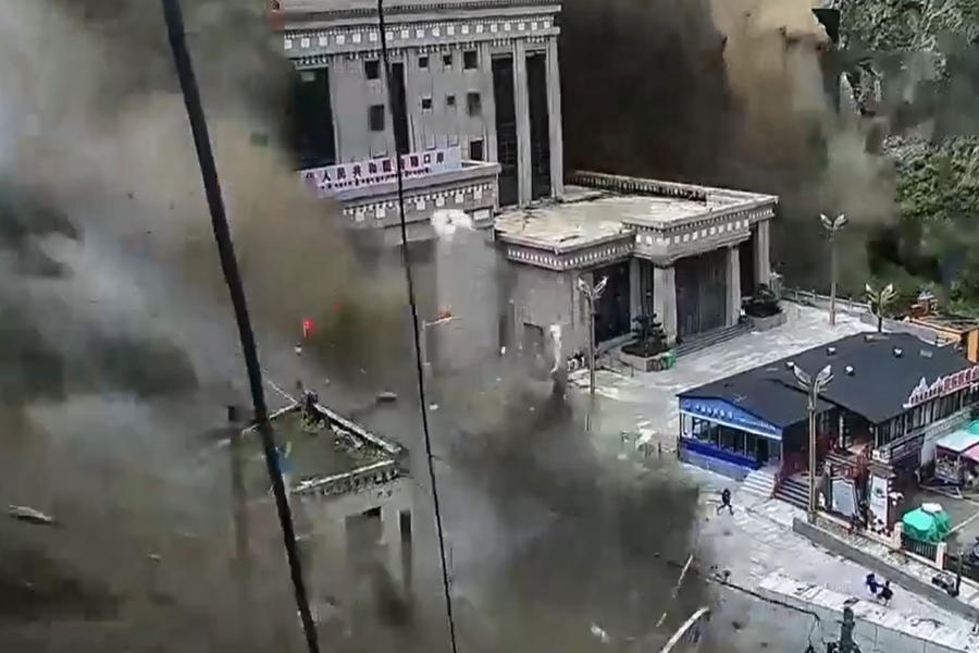 U JEDNOJ SEKUNDI SVE JE NESTALO: Brutalni udar klizišta sravnio granični prijelaz sa zemljom (VIDEO)
