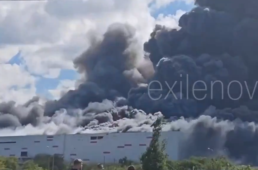 GORI 'RUSKI AMAZON': Žestok napad dronom na gigantsko skladište Wildberriesa, zgrada se ruši u plamenu! (VIDEO)