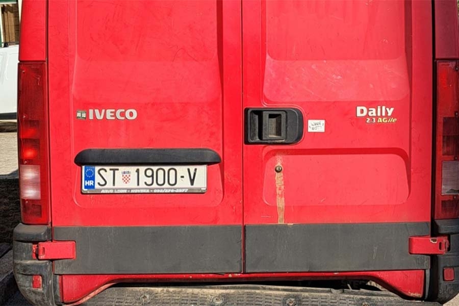 HIT NA INTERNETU: Natpis na kombiju splitskih registracija - citat iz pjesme sarajevskog benda...