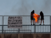SKANDALOZAN ČIN U HRVATSKOJ: Dvije maskirane osobe na nadvožnjaku zapalile zastavu Srbije, kamere sve snimile (VIDEO)