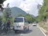 ZAMALO TRAGEDIJA NA BH. CESTAMA: Vozač kombija preko pune linije umalo ubio motociklistu (VIDEO)