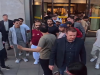 VLADAR DUBAIJA DOŽIVIO VELIKU NEPRIJATNOST: Kamere zabilježile verbalni okršaj tokom šetnje šeika Mohammeda (VIDEO)