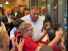 VIRALNI SNIMAK IZ DOBOJA PODIGAO PRAŠINU: Umjesto rukometaša, dječaci u Doboju 'spontano' opkolili Dodika za selfie