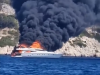PANIKA MEĐU TURISTIMA I MJEŠTANIMA:  Gori jahta kod Čiova, vatrogasci na terenu i kod Hvara (VIDEO)