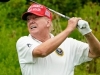 OVO SE NIKADA RANIJE NIJE DOGODILO: Donald Trump snimljen kako igra golf na svom imanju, ali pogledajte šta se nalazi iza njegovih leđa...