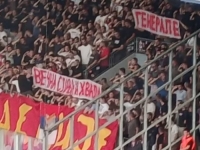 NAVIJAČI CRVENE ZVEZDE SKANDIRALI ZLOČINCU MLADIĆU: Istakli i transparent