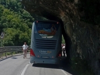 AUTOBUS SE NASUKAO NA STIJENU U BiH: Nesvakidašnja scena, a reakcije su hit