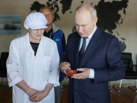 PUTIN JEO KAVIJAR NA SPORNIM OSTRVIMA: Stigao mu oštar odgovor japanske premijerke