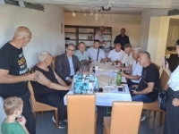 VUČIĆ UGOSTIO VELIKI BROJ KOMŠIJA U ČIPULJIĆU: 'Kapija širom otvorena, kuća puna prijatelja, srce puno' (VIDEO)