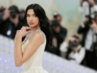 HIT SNIMKA IZ PRIŠTINE: Dua Lipa u 4 i po ujutro jela pljeskavice i poručila - 'Je*beš avokado tost, ovo je Balkan stil' (VIDEO)