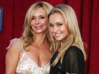 SLAVNA GLUMICA RAZOKTIRLA BOLNU ISTINU: Podijelila privatne poruke pokojne Hayden Panettiere o 'okrutnosti' njezine majke