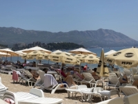 BEOGRAĐANKA UHAPŠENA NA PLAŽI U CRNOJ GORI: Sa njom 'pao' i muškarac iz BiH, evo zbog čega joj je policija stavila lisice na ruke