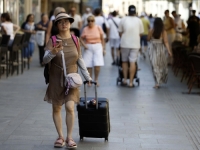 'SB' NA ULICAMA SARAJEVA: Visoke temperature nisu spriječile brojne građane i turiste da prošetaju glavnim gradom (FOTO)