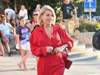 'VIŠE NIŠTA NEĆU JESTI': Glumica sve nasmijala urnebesnom scenom s plaže, počelo je jednom čvrstom odlukom, a onda... (VIDEO)