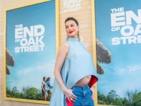 ANNE HATHAWAY ZBUNILA SVE NA CRVENOM TEPIHU: Trudnički trbuh pokazala u neobičnoj kombinaciji (FOTO)