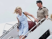 U TAJNI AVION JE POVEO NJU, A MINISTRE OSTAVIO KAO MAMAC: Ko je misteriozna Trumpova pomoćnica koja ga prati u stopu?