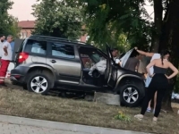 IZGUBIO KONTROLU: Automobilom se zabio u drvo, intervenisala i Hitna