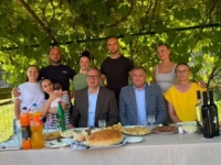 DOGODI SE JEDNOM U ČETIRI GODINE: Pogača i dvije boce vina za kuću i asfaltni put