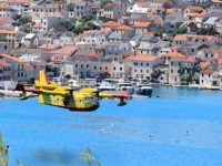DRAMA NA BRAČU NE JENJAVA: Požar zaprijetio kućama, vatrogasci se spremaju za najtežu noć
