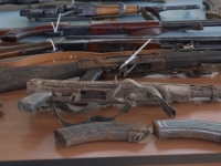 KOD MASOVNIH GROBNICA PRONAĐEN ARSENAL ORUŽJA: Policija istražuje vezu s ubistvom 23 intelektualca
