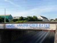 'SAMO KRATKO: CRK`O RATKO': Otkriveno ko je postavio transparent na nadvožnjaku u Hrvatskoj...