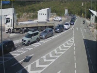 APEL VOZAČIMA: Duge kolone na više prelaza, brojne ceste zatvorene