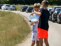 DJECA POKAZALA VIŠE HUMANOSTI OD ODRASLIH: Sipala vodu putnicima u koloni na vrućini