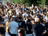 STVARAJU SE REDOVI: Publika pristiže na drugi koncert Dine Merlina na Koševu
