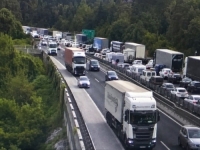 TROJE MRTVIH I DVOJE POVRIJEĐENIH NA AUTOCESTI: Zabili se u kamion