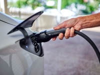 RAT S IRANOM I EKSPLOZIJA CIJENA GORIVA PROMIJENILI NAVIKE VOZAČA: Evropa obara rekorde u prodaji električnih auta, ali jedan veliki problem ostaje neriješen