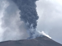 ETNA ZAROBILA HILJADE TURISTA NA SICILIJI: Otkazano više od 200 letova, neki putnici spavaju na aerodromu