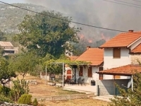 BUKTI POŽAR NA JUGU BOSNE I HERCEGOVINE:  Helikopter policije entiteta RS u akciji, vatra guta sve pred sobom