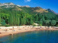 GOSTI U CRNOJ GORI KIPTE OD BIJESA:  Kraljeva plaža 'čuva' se za bogate