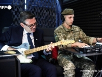 BRITANSKI PREMIJER ZAPJEVAO U KIJEVU: Gitarom i pjesmom poslao poruku Moskvi