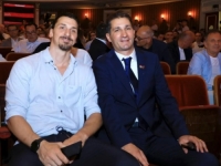 SVE JE PALO U DRUGI PLAN KADA SE POJAVIO ZLATAN: Djeca ga opkolila na splitskom trgu, zaštitari nemoćni, pogledajte... (VIDEO)