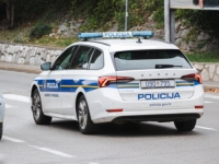 HOROR NA PARKINGU U POREČU: Roditelji iz BiH zaključali golo i preznojeno dijete u autu na paklenoj vrućini, pa otišli u šoping!