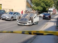U SARAJEVU SE PREVRNUO AUTOMOBIL: Povrijeđena jedna osoba, saobraćaj obustavljen (FOTO)