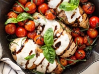 OKUSI I MIRISI ITALIJE: Za ručak napravite brzu Caprese piletinu iz tave, sve je spremno za 20 minuta...