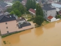 STRAŠNI PRIZORI, NAJMANJE 10 MRTVIH: Bujica nosila sve pred sobom, evakuisano više od 21.000 ljudi (VIDEO)