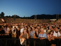 SATIMA ČEKALI ISPRED KOŠEVA: Organizatori priznali propuste i ponudili novu priliku publici koja nije ušla na koncert Dine Merlina.