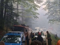 PLJEŠEVICA GORI, U AKCIJU KRENUO HELIKOPTER OSBiH: Vatrena stihija prijeti na nepristupačnom i minski sumnjivom terenu